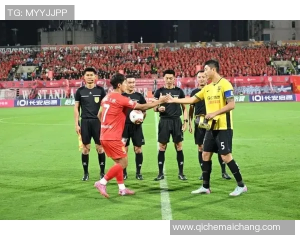 重庆大学生足球团队跻身中超联赛，引发关注和期待